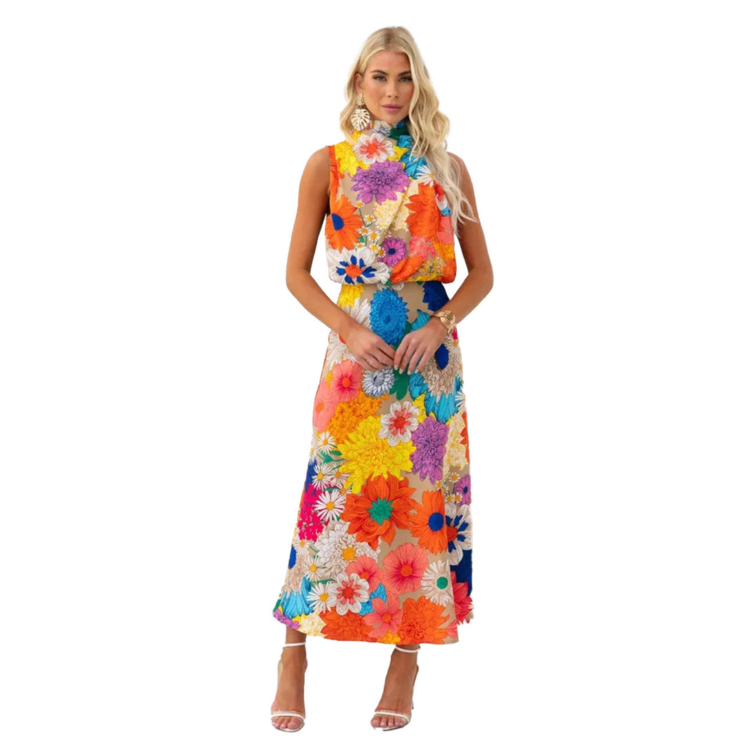 Kvinnors sommar maxiklänning med blommiga accenter och elegant snitt-Eva Jonsson