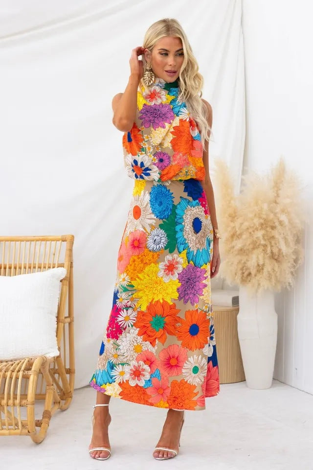 Kvinnors sommar maxiklänning med blommiga accenter och elegant snitt-Eva Jonsson