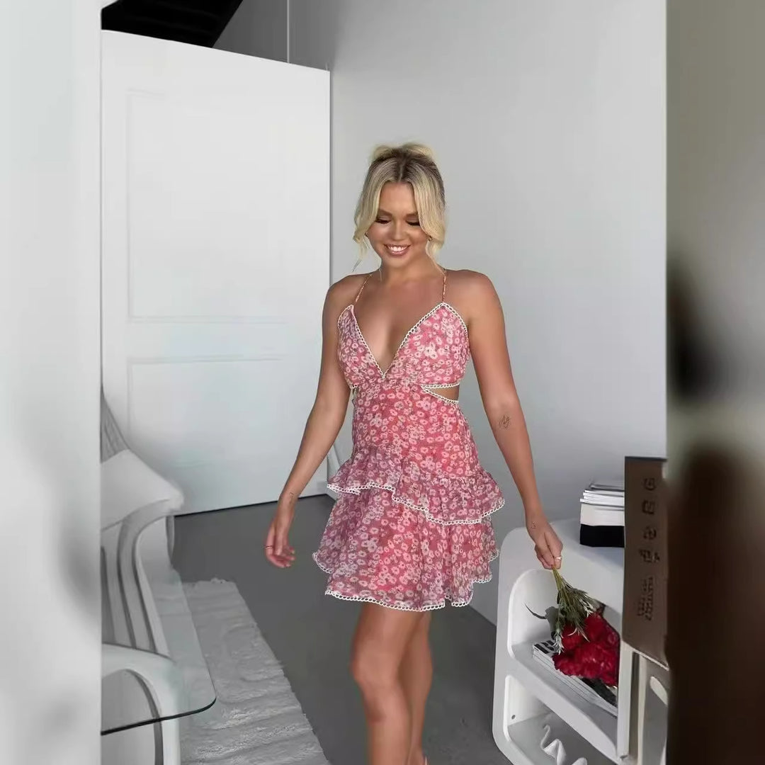 Kvinnors sommar mini klänning med blommiga accenter och volangdetaljer Mirla-Eva Jonsson