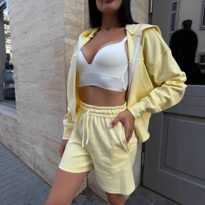Kvinnors sommar sport lounge set med huva jacka och shorts Mirla-Eva Jonsson