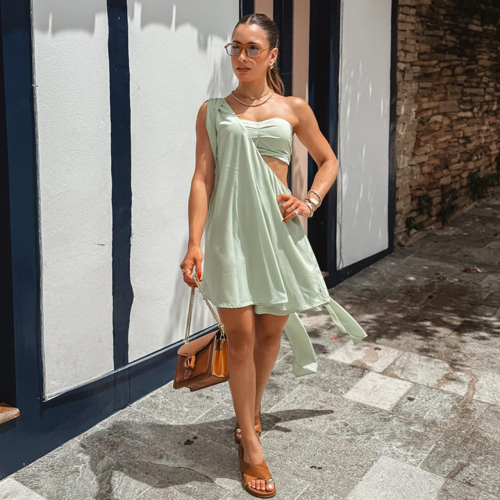 Kvinnors sommarklänning med urklipp och asymmetrisk fåll samt elegant design med en axel-Eva Jonsson