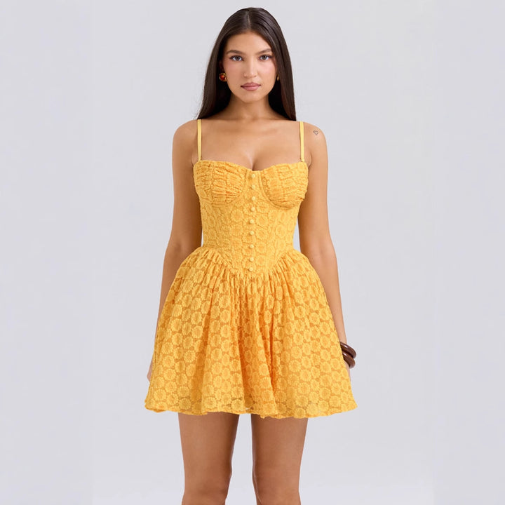 Kvinnors sommarliknande bustierklänning med lekfulla volanger och raffinerade knapppdetaljer-Eva Jonsson