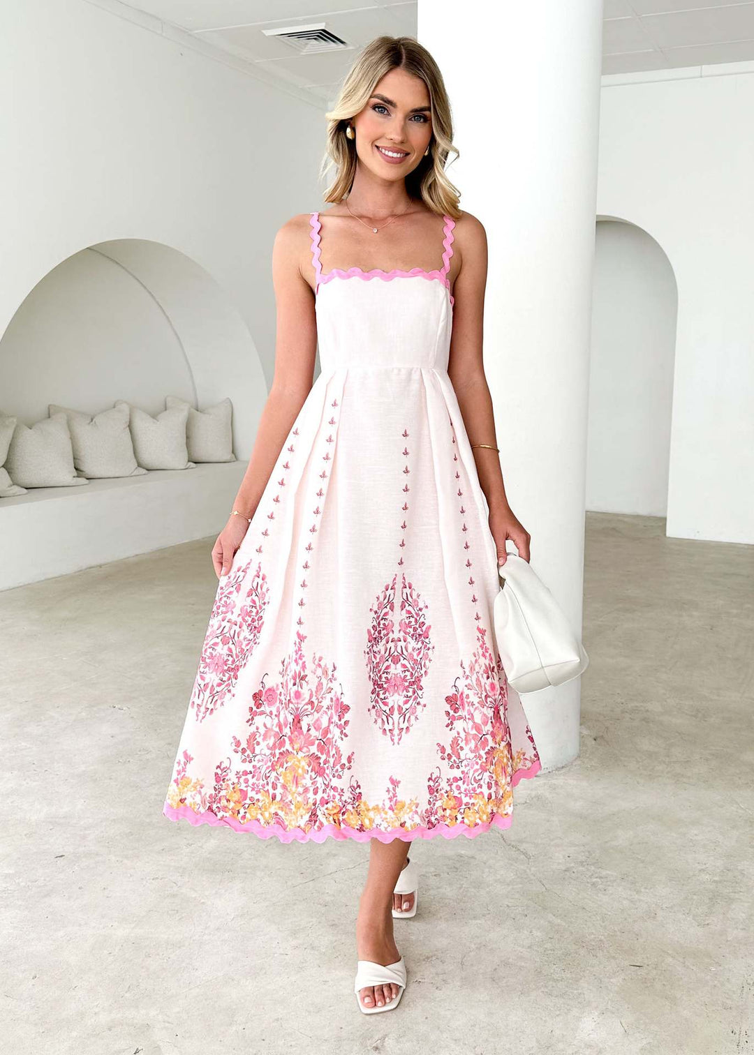 Kvinnors sommarmaxi klänning med blommönster och volangslut Mirla-Eva Jonsson