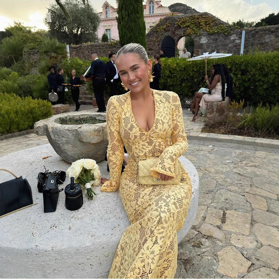 Kvinnors spets maxiklänning med elegant V-halsning och voluminösa ärmar Mirla-Eva Jonsson