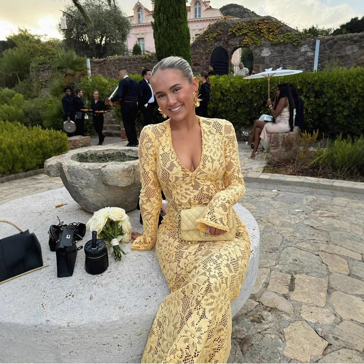 Kvinnors spets maxiklänning med elegant V-halsning och voluminösa ärmar Mirla-Eva Jonsson