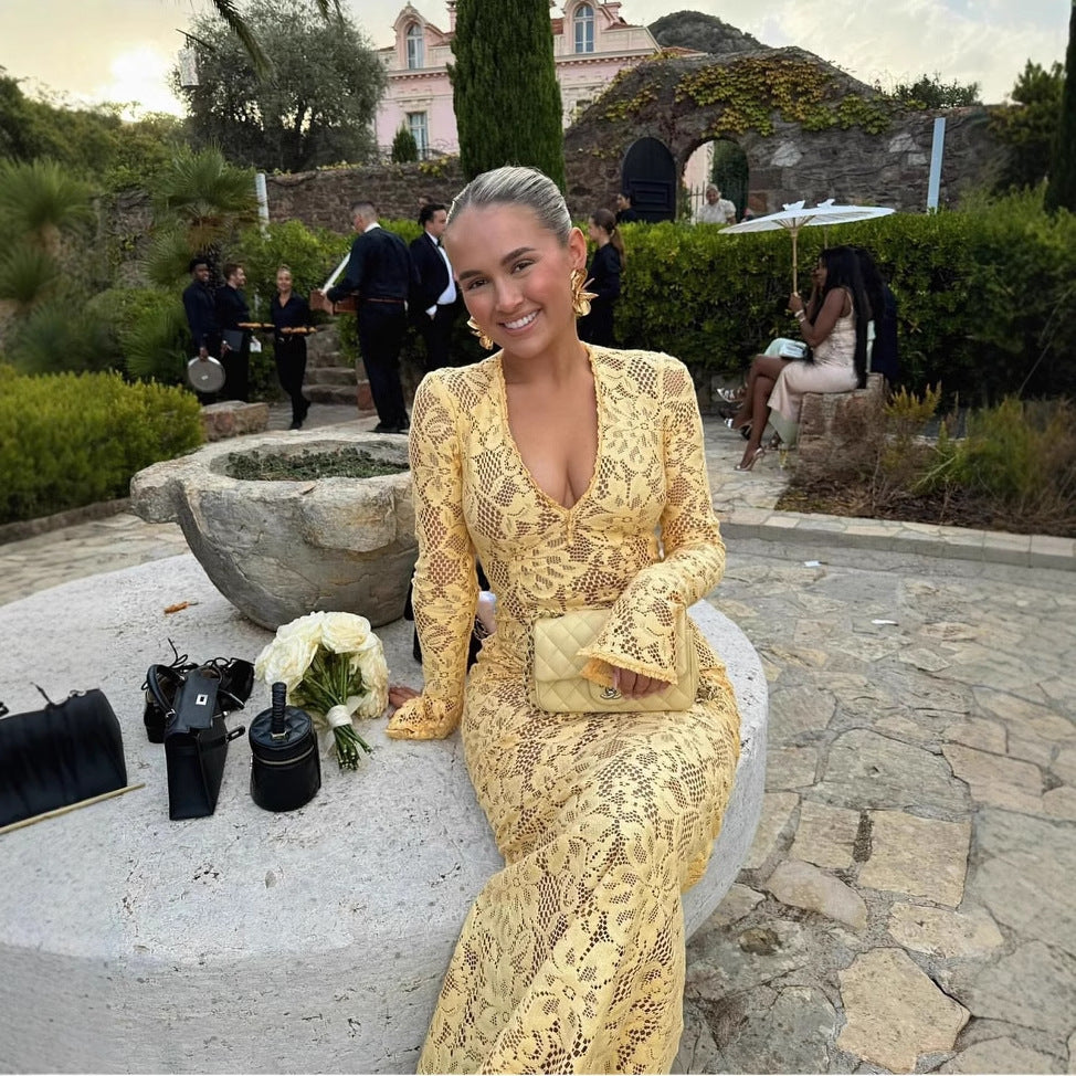 Kvinnors spets maxiklänning med elegant V-halsning och voluminösa ärmar Mirla-Eva Jonsson