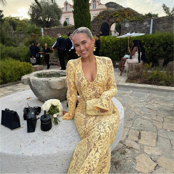 Kvinnors spets maxiklänning med elegant V-halsning och voluminösa ärmar Mirla-Eva Jonsson
