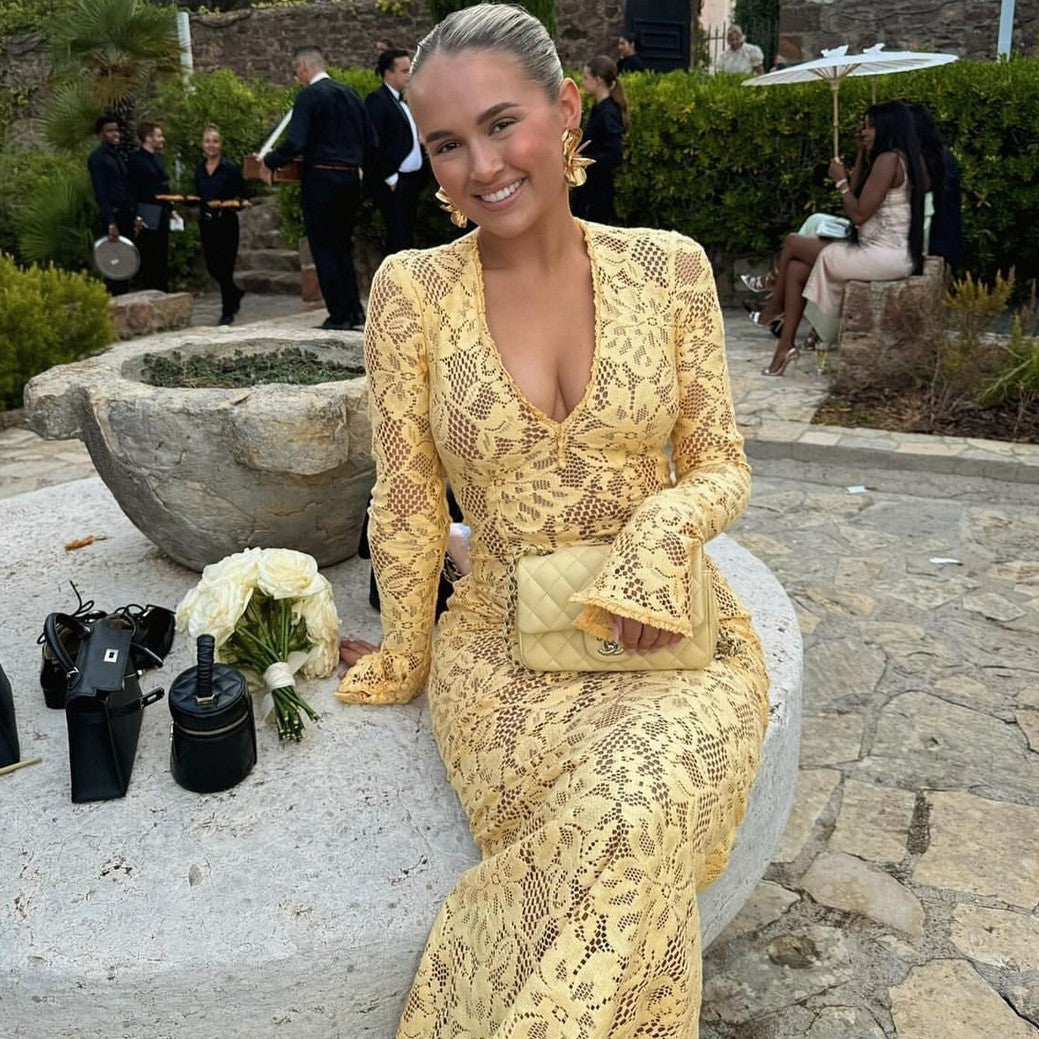 Kvinnors spets maxiklänning med elegant V-halsning och voluminösa ärmar Mirla-Eva Jonsson