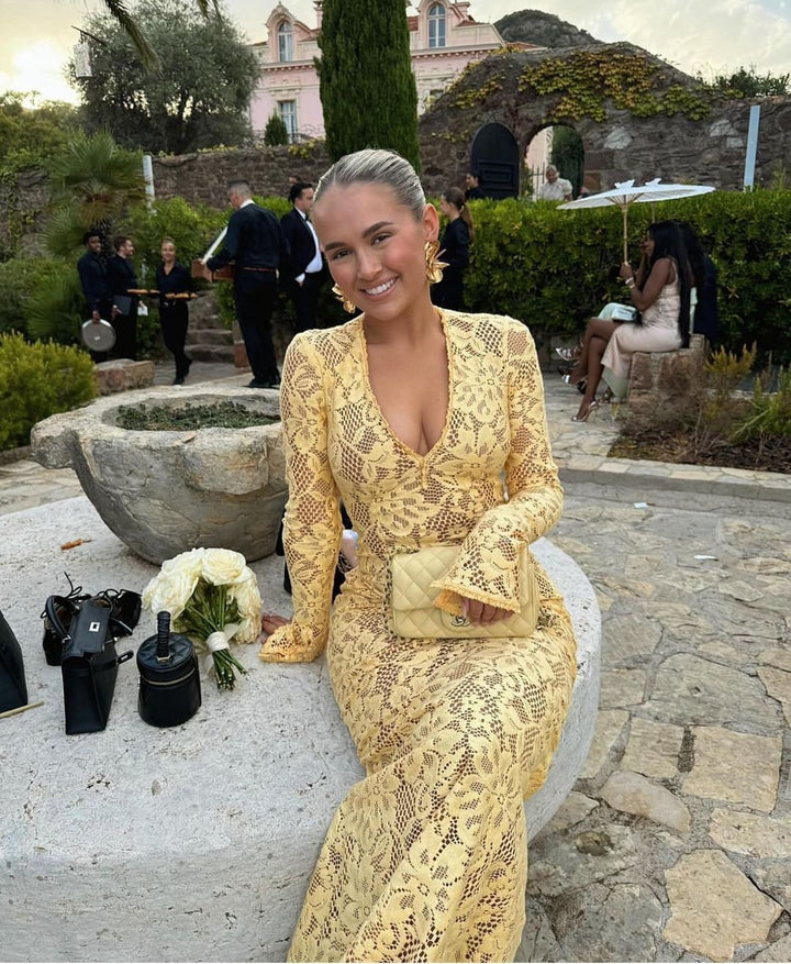 Kvinnors spets maxiklänning med elegant V-halsning och voluminösa ärmar Mirla-Eva Jonsson