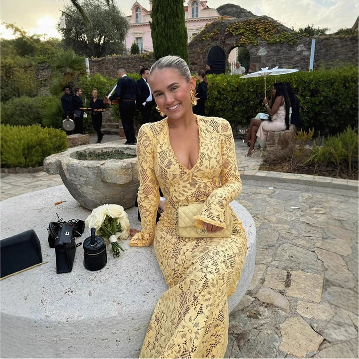 Kvinnors spets maxiklänning med elegant V-halsning och voluminösa ärmar Mirla-Eva Jonsson
