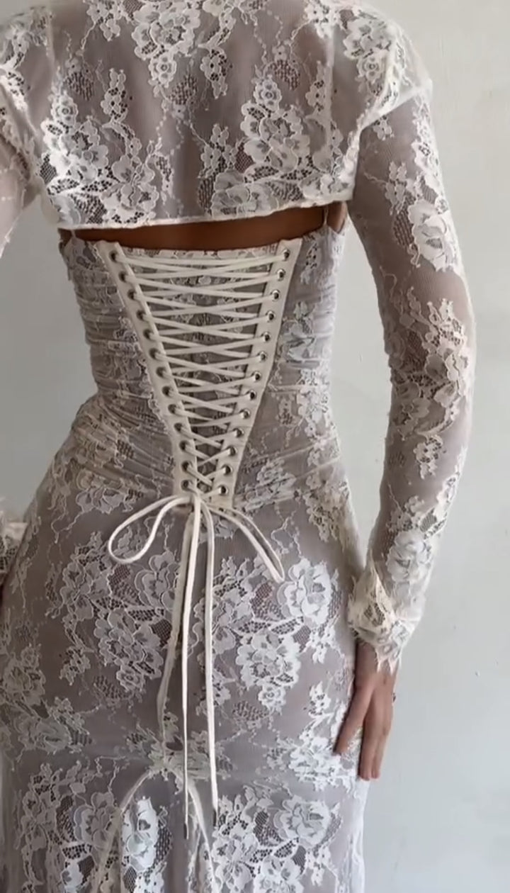Kvinnors spets maxiklänning med eleganta ruffle-detaljer och djup slits-Eva Jonsson