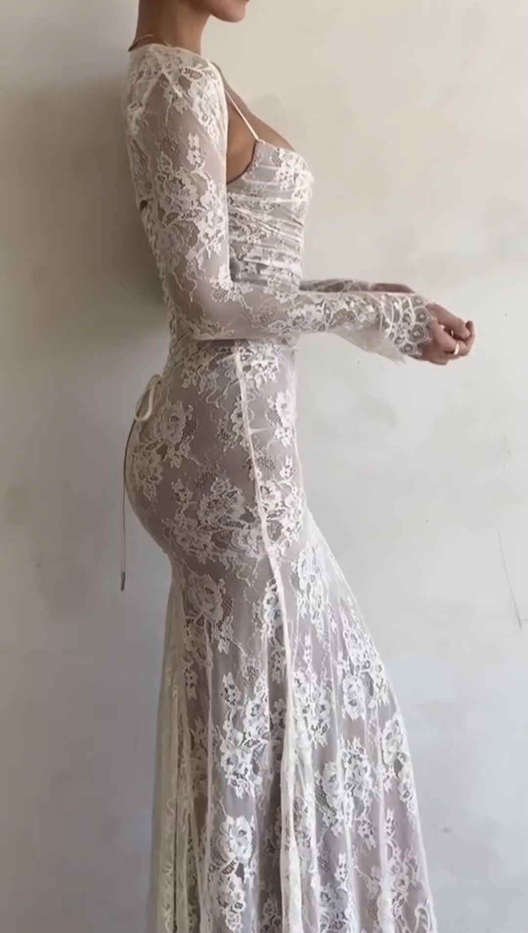 Kvinnors spets maxiklänning med eleganta ruffle-detaljer och djup slits-Eva Jonsson