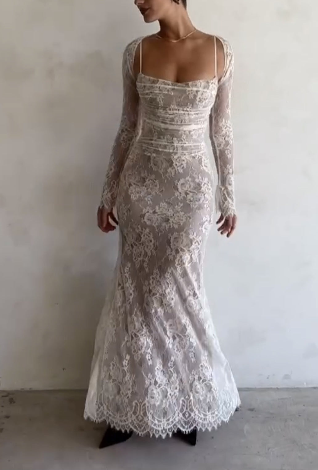 Kvinnors spets maxiklänning med eleganta ruffle-detaljer och djup slits-Eva Jonsson