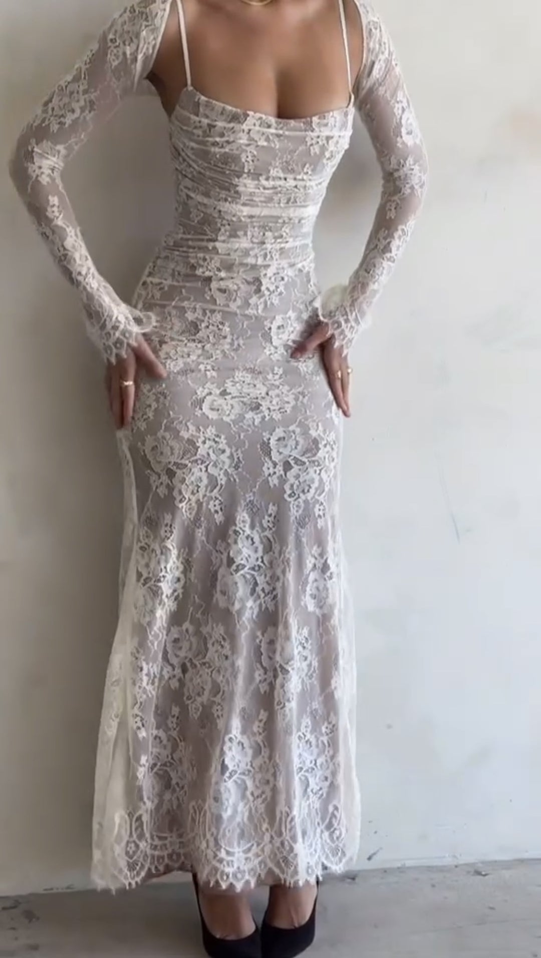 Kvinnors spets maxiklänning med eleganta ruffle-detaljer och djup slits-Eva Jonsson