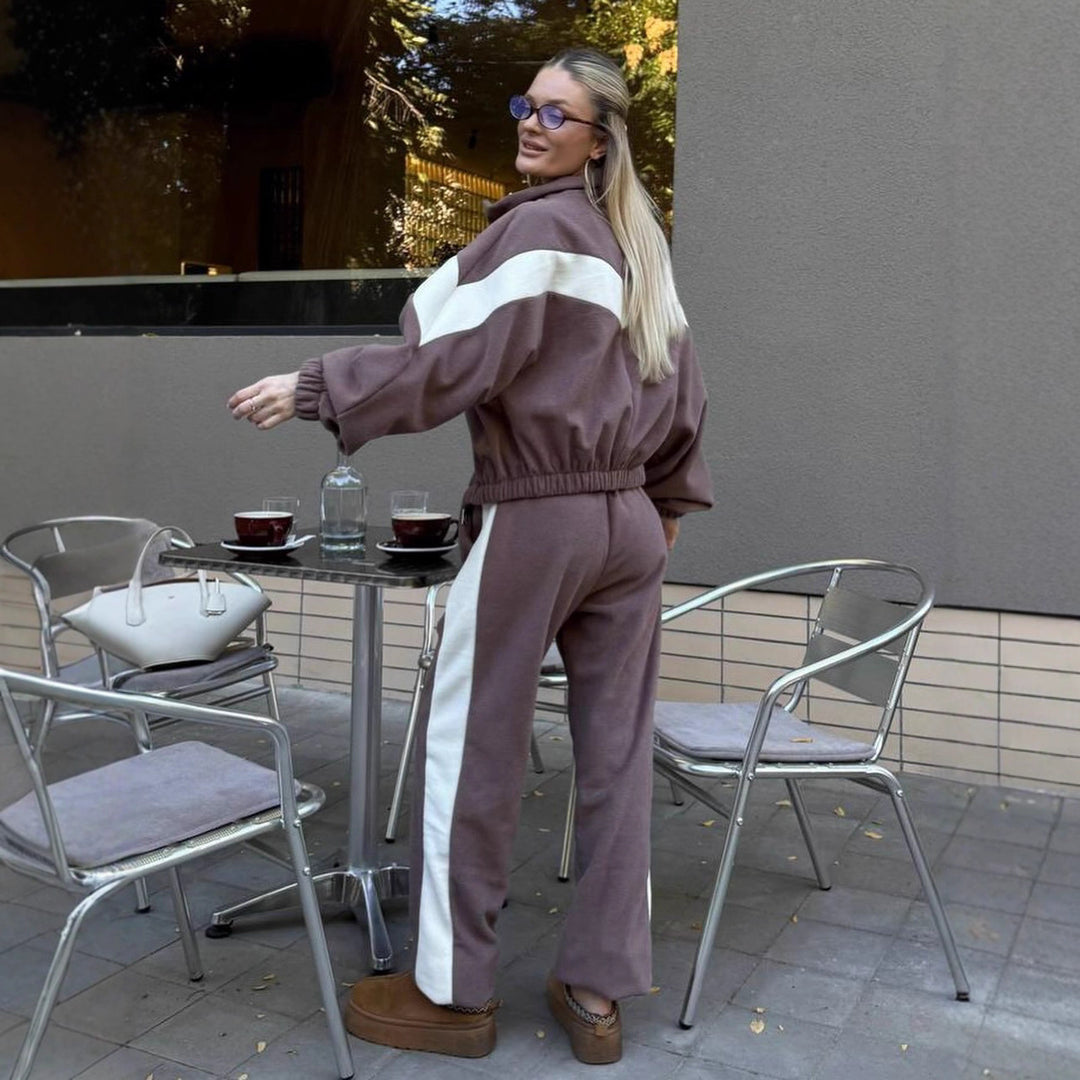 Kvinnors sportfleece-set med hög krage och blousonstil.-Eva Jonsson
