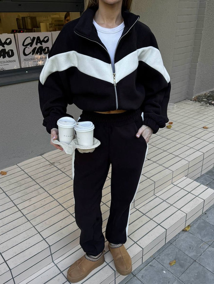 Kvinnors sportfleece-set med hög krage och blousonstil.-Eva Jonsson