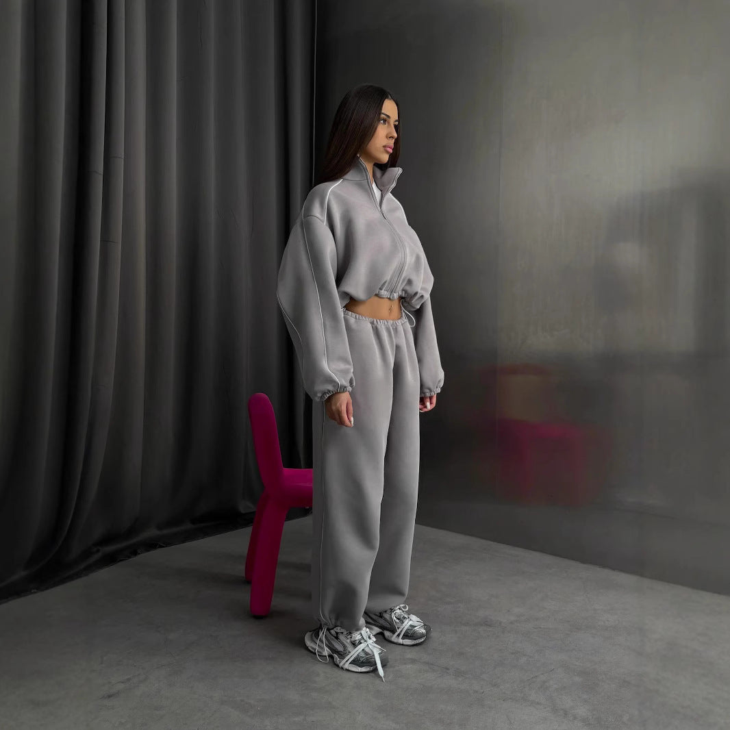 Kvinnors sportig hoodie med hög krage och vida ärmar Mirla-Eva Jonsson
