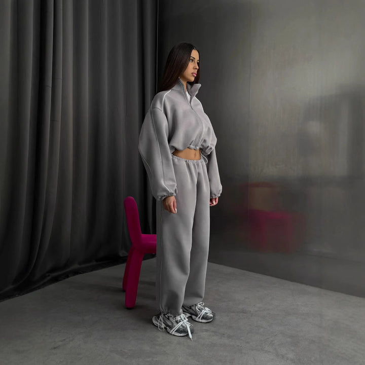 Kvinnors sportig hoodie med hög krage och vida ärmar Mirla-Eva Jonsson