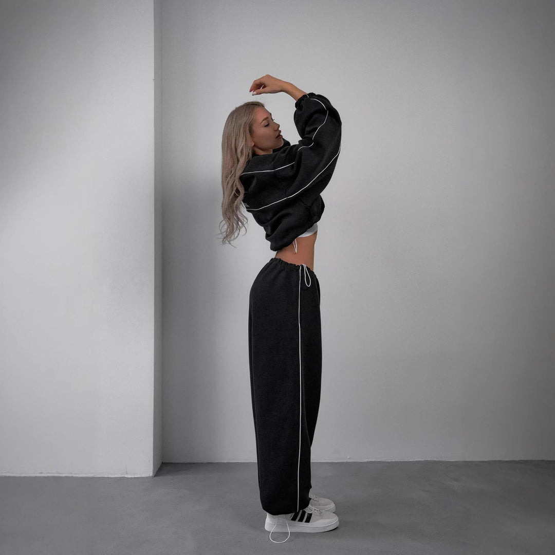 Kvinnors sportig hoodie med hög krage och vida ärmar Mirla-Eva Jonsson