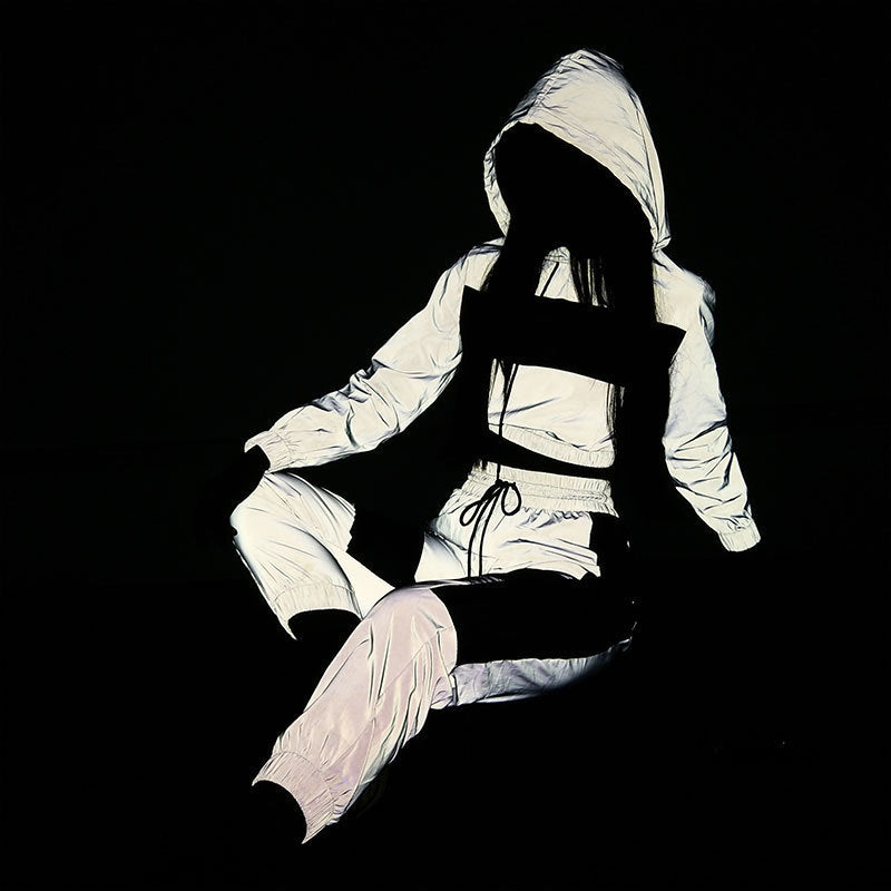 Kvinnors sportig kort hoodie med stiligt blockfärgsdesign Mirla-Eva Jonsson