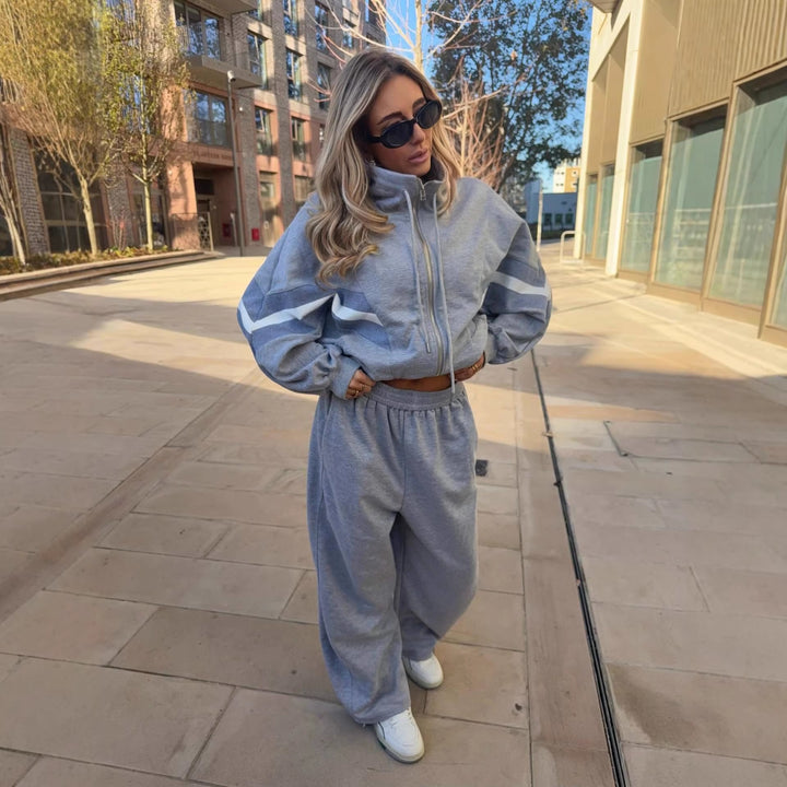 Kvinnors sportiga avslappningsset med hög krage och vida ben Mirla-Eva Jonsson