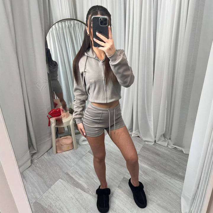 Kvinnors sportiga crop top och shorts set Mirla-Eva Jonsson