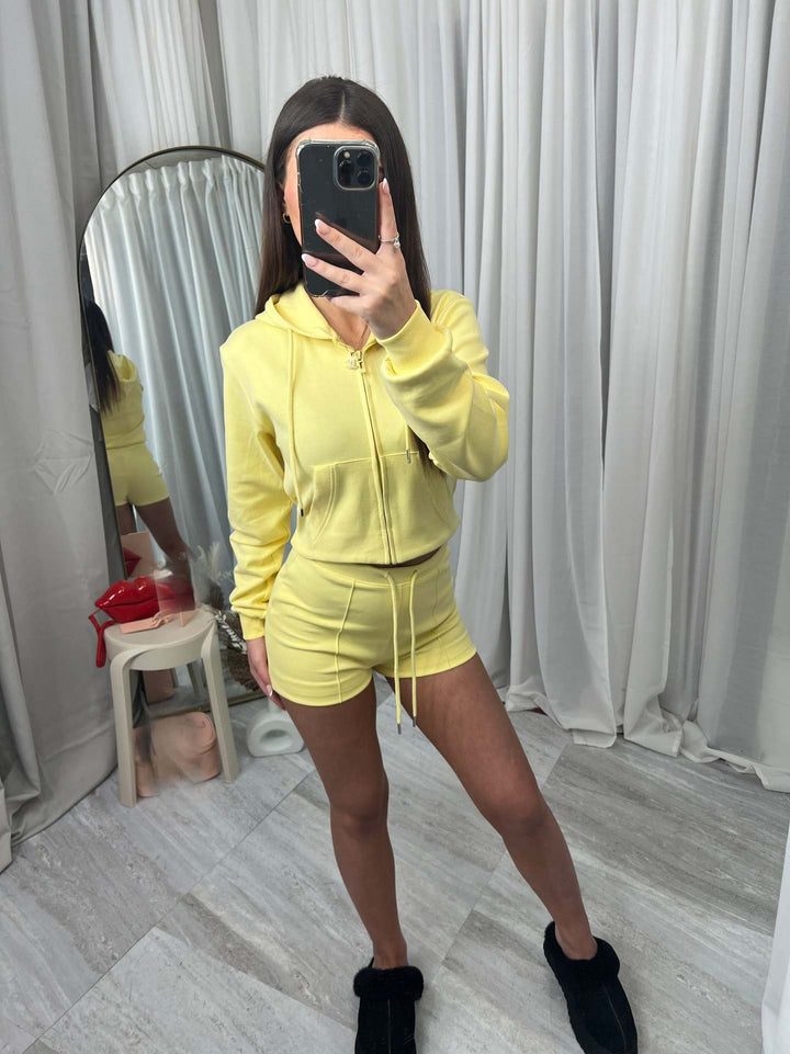 Kvinnors sportiga crop top och shorts set Mirla-Eva Jonsson