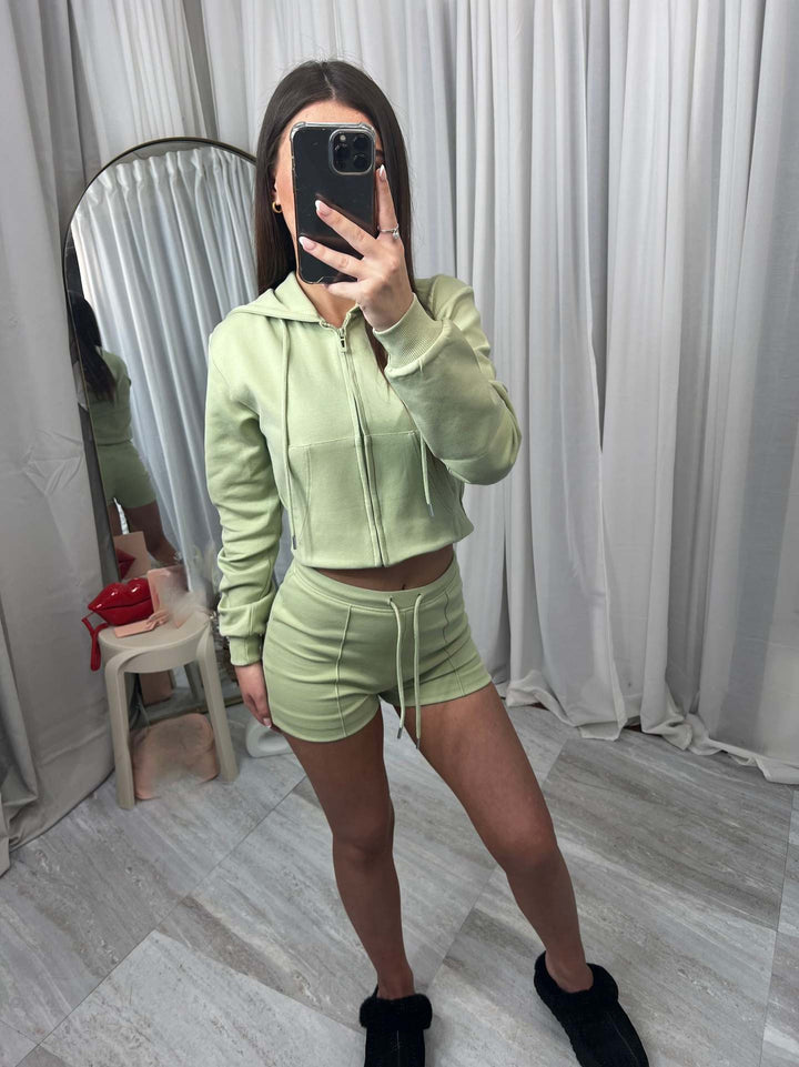 Kvinnors sportiga crop top och shorts set Mirla-Eva Jonsson