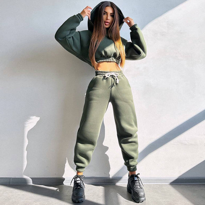 Kvinnors sportiga cropped sweatshirt set med elastisk midja och praktiska fickor Mirla-Eva Jonsson