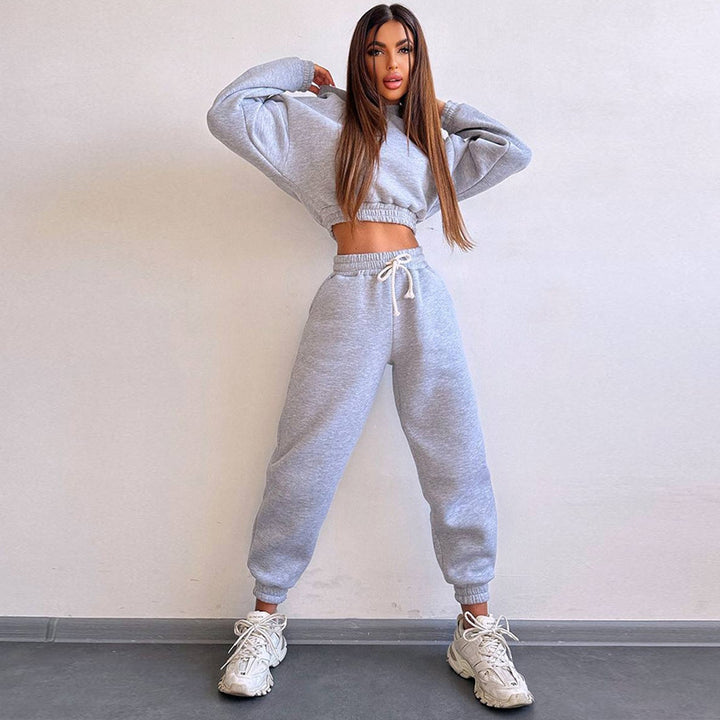 Kvinnors sportiga cropped sweatshirt set med elastisk midja och praktiska fickor Mirla-Eva Jonsson