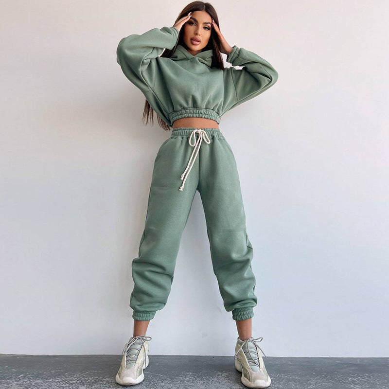 Kvinnors sportiga cropped sweatshirt set med elastisk midja och praktiska fickor Mirla-Eva Jonsson