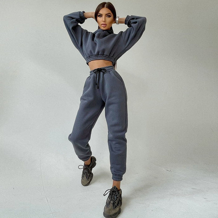 Kvinnors sportiga cropped sweatshirt set med elastisk midja och praktiska fickor Mirla-Eva Jonsson