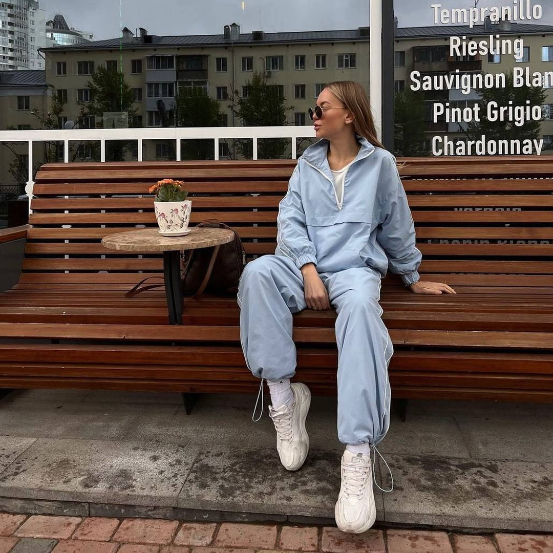 Kvinnors sportiga dräkt med hög krage och dragkedja Mirla-Eva Jonsson