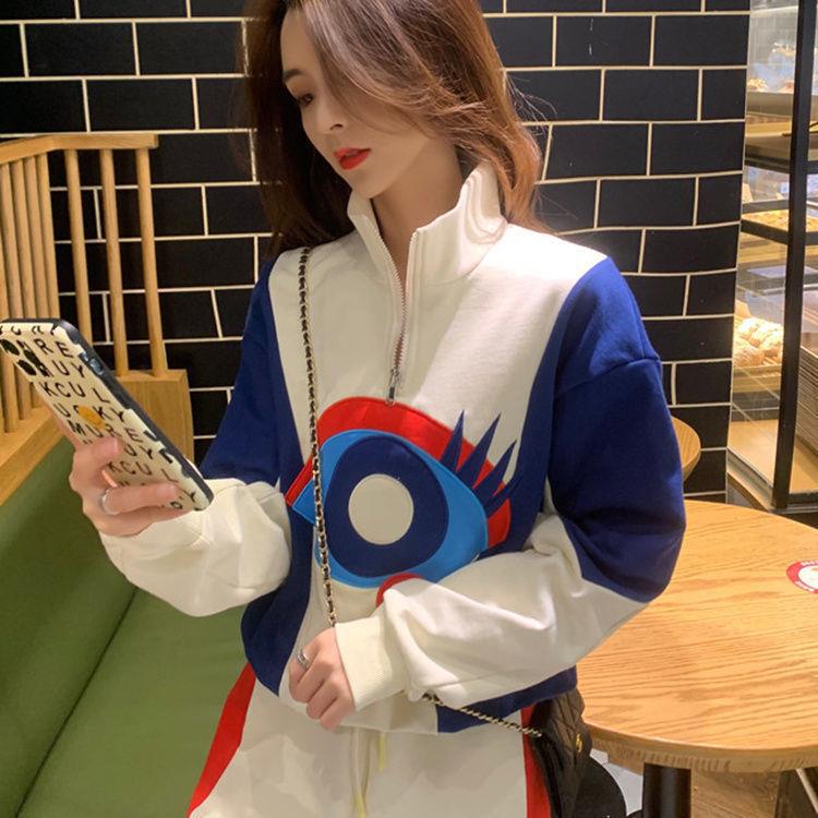 Kvinnors sportiga dräkt med hög krage och modern grafisk design Mirla-Eva Jonsson
