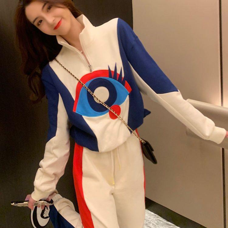 Kvinnors sportiga dräkt med hög krage och modern grafisk design Mirla-Eva Jonsson