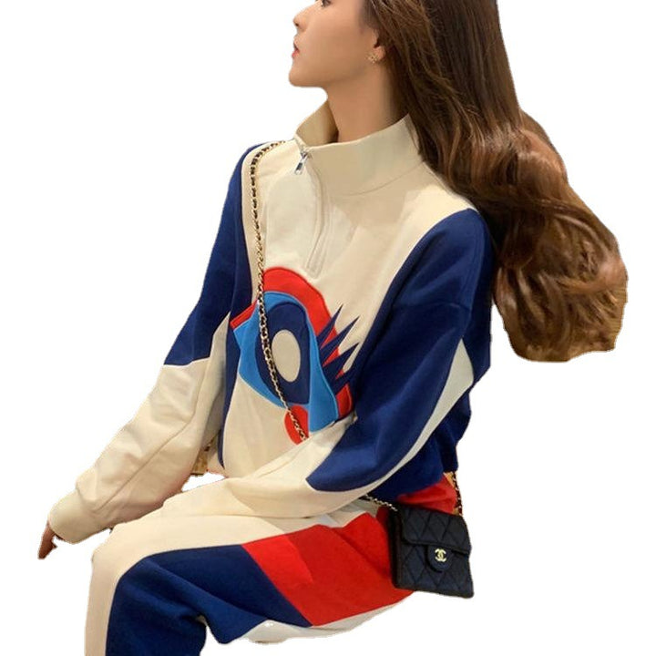 Kvinnors sportiga dräkt med hög krage och modern grafisk design Mirla-Eva Jonsson