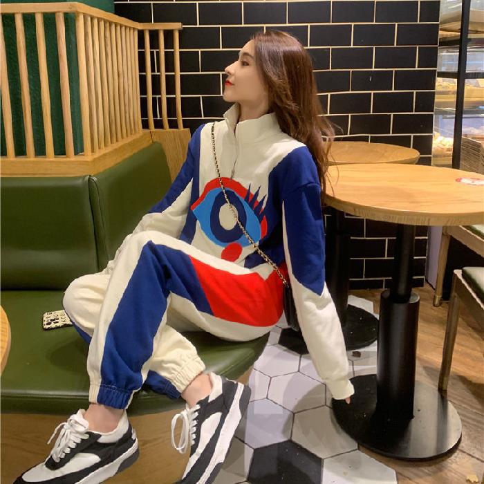 Kvinnors sportiga dräkt med hög krage och modern grafisk design Mirla-Eva Jonsson