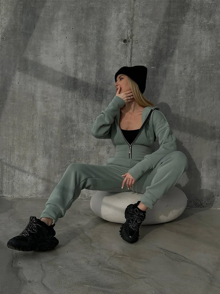 Kvinnors sportiga fleece jumpsuit med dragkedja och hög krage Mirla-Eva Jonsson