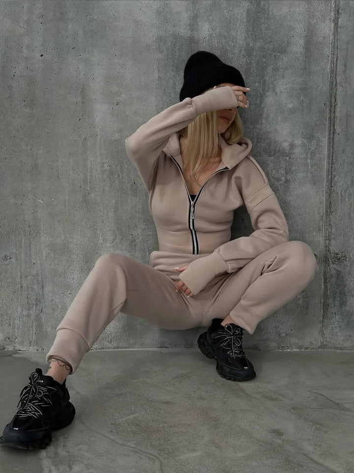 Kvinnors sportiga fleece jumpsuit med dragkedja och hög krage Mirla-Eva Jonsson