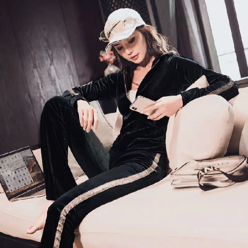 Kvinnors sportiga fleece lounge set med glittrande accenter Mirla-Eva Jonsson