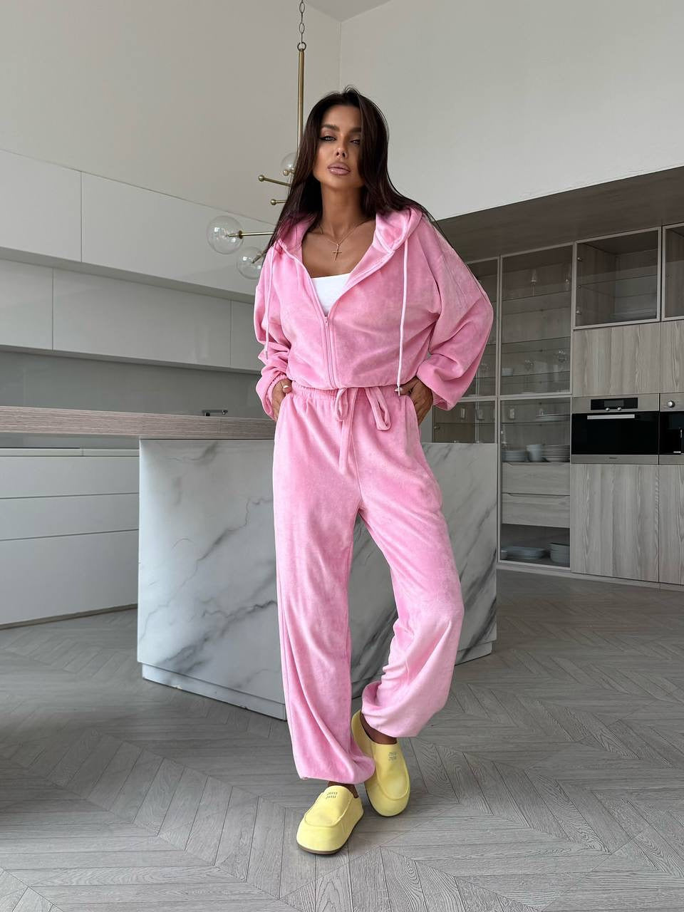 Kvinnors sportiga fleece lounge set med praktisk huva och lös passform Mirla-Eva Jonsson