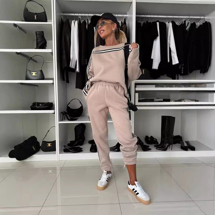 Kvinnors sportiga fleece lounge set med praktiska sidofickor och kontrasterande ränder Mirla-Eva Jonsson