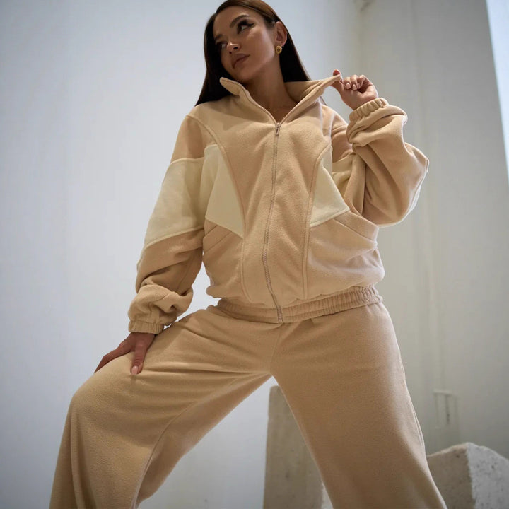 Kvinnors sportiga fleece-set med hög krage och lösa byxor Mirla-Eva Jonsson