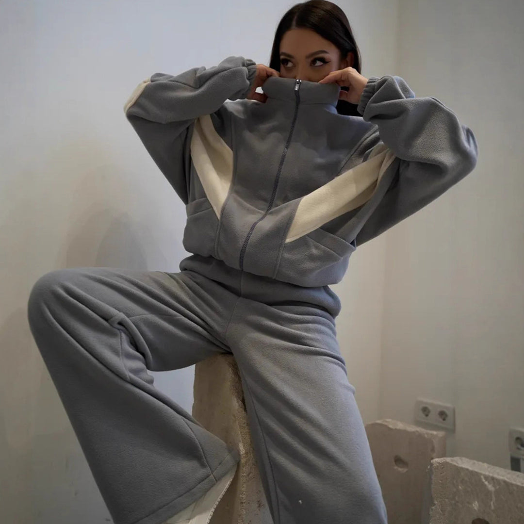 Kvinnors sportiga fleece-set med hög krage och lösa byxor Mirla-Eva Jonsson