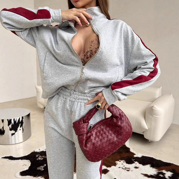 Kvinnors sportiga fleece sweat-set med hög krage och sidostråk Mirla-Eva Jonsson
