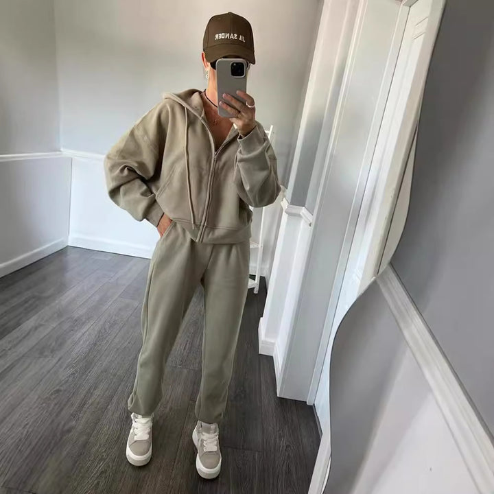 Kvinnors sportiga fleece-träningsdräkt med dragkedja och huva Mirla-Eva Jonsson