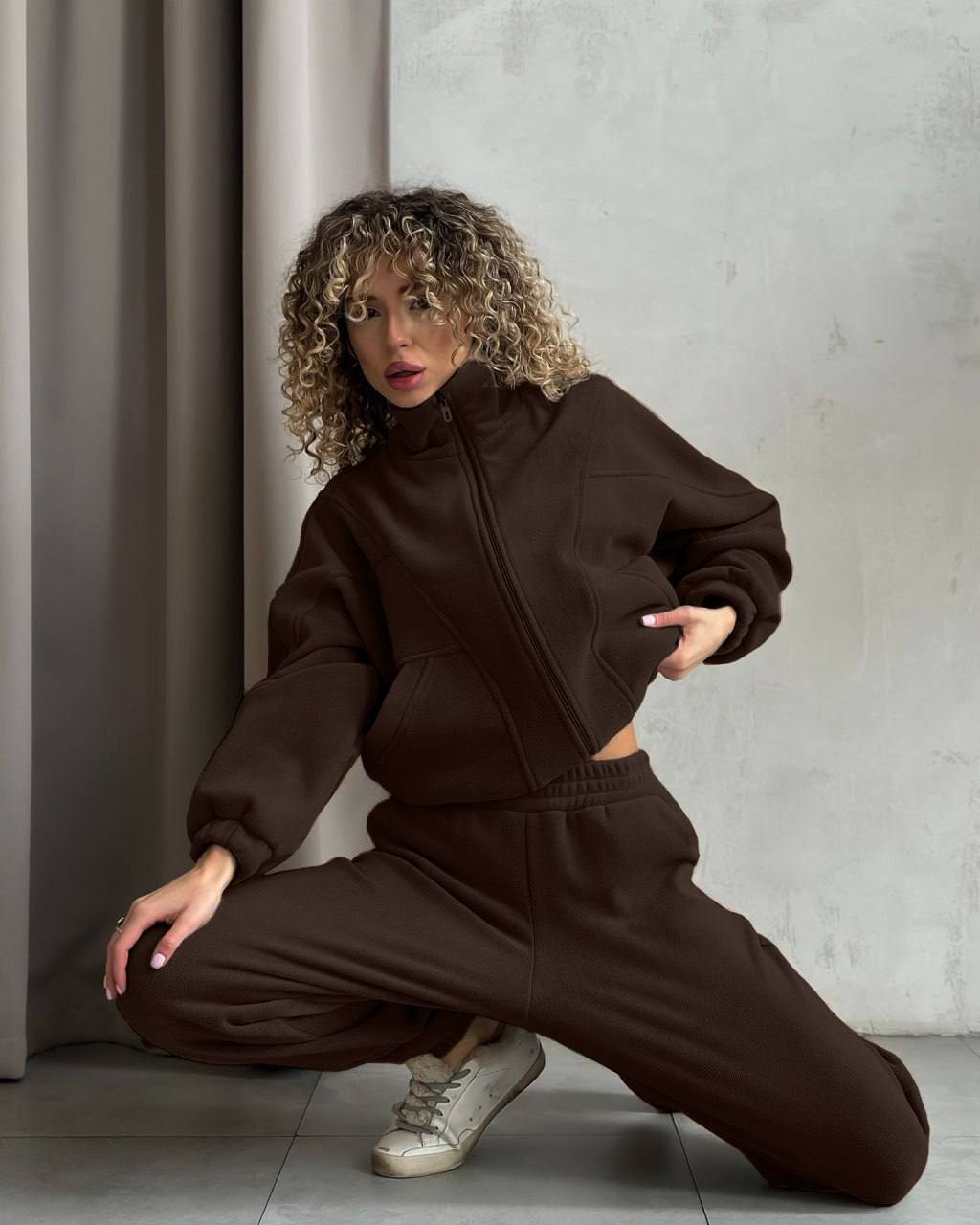 Kvinnors sportiga fleece-träningsdräkt med huva och fickor Mirla-Eva Jonsson