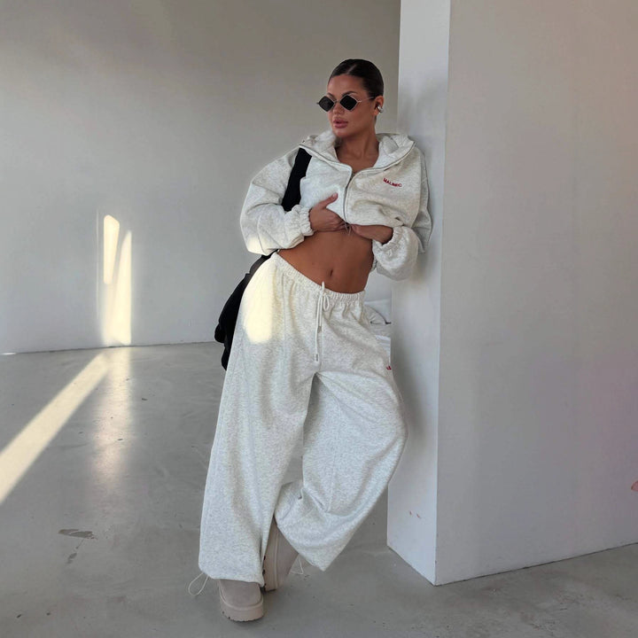 Kvinnors sportiga fritidsoutfit med kort hoodie och vida joggers Mirla-Eva Jonsson