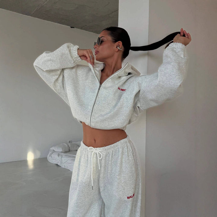 Kvinnors sportiga fritidsoutfit med kort hoodie och vida joggers Mirla-Eva Jonsson