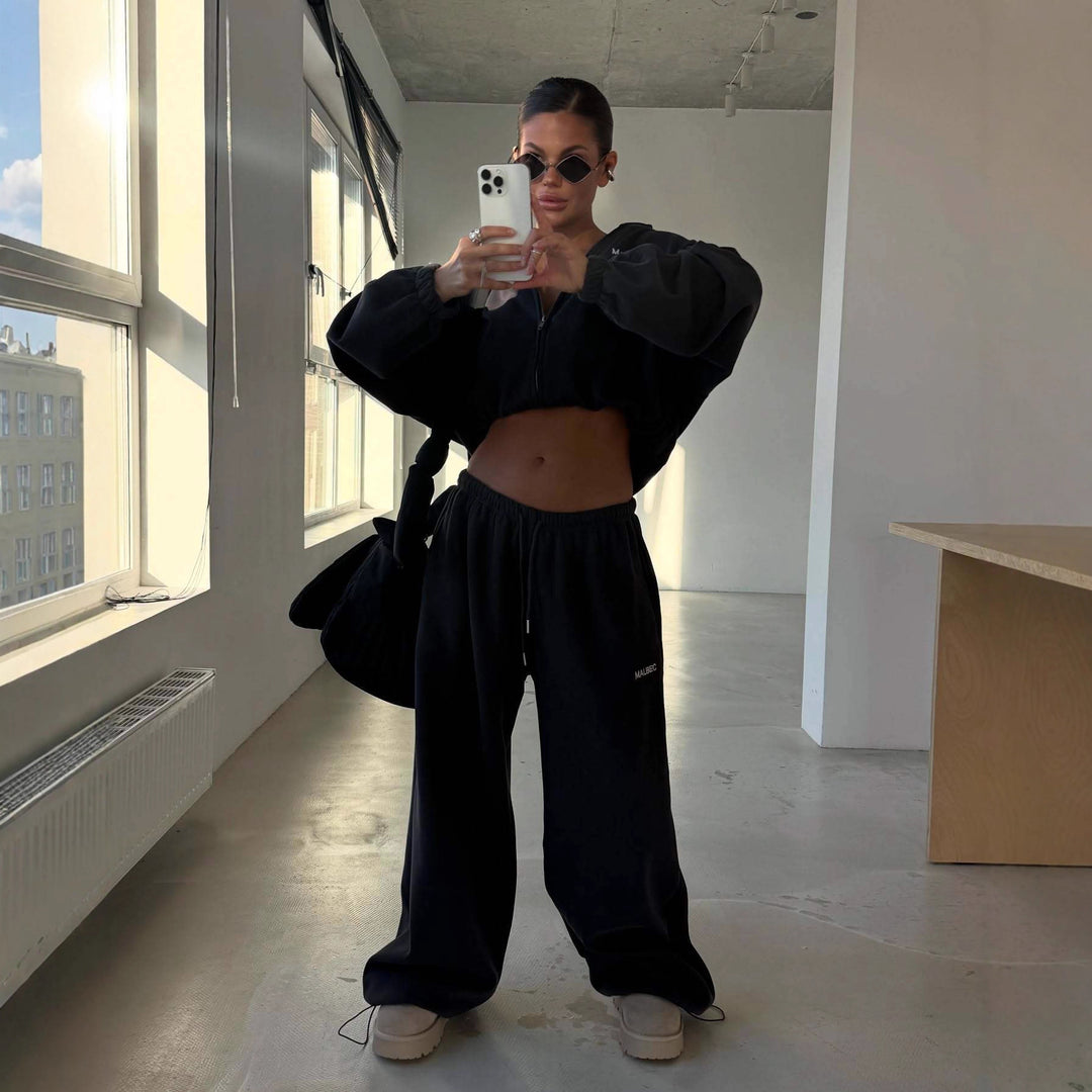 Kvinnors sportiga fritidsoutfit med kort hoodie och vida joggers Mirla-Eva Jonsson